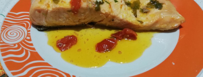 Salmone in padella coi pomodorini