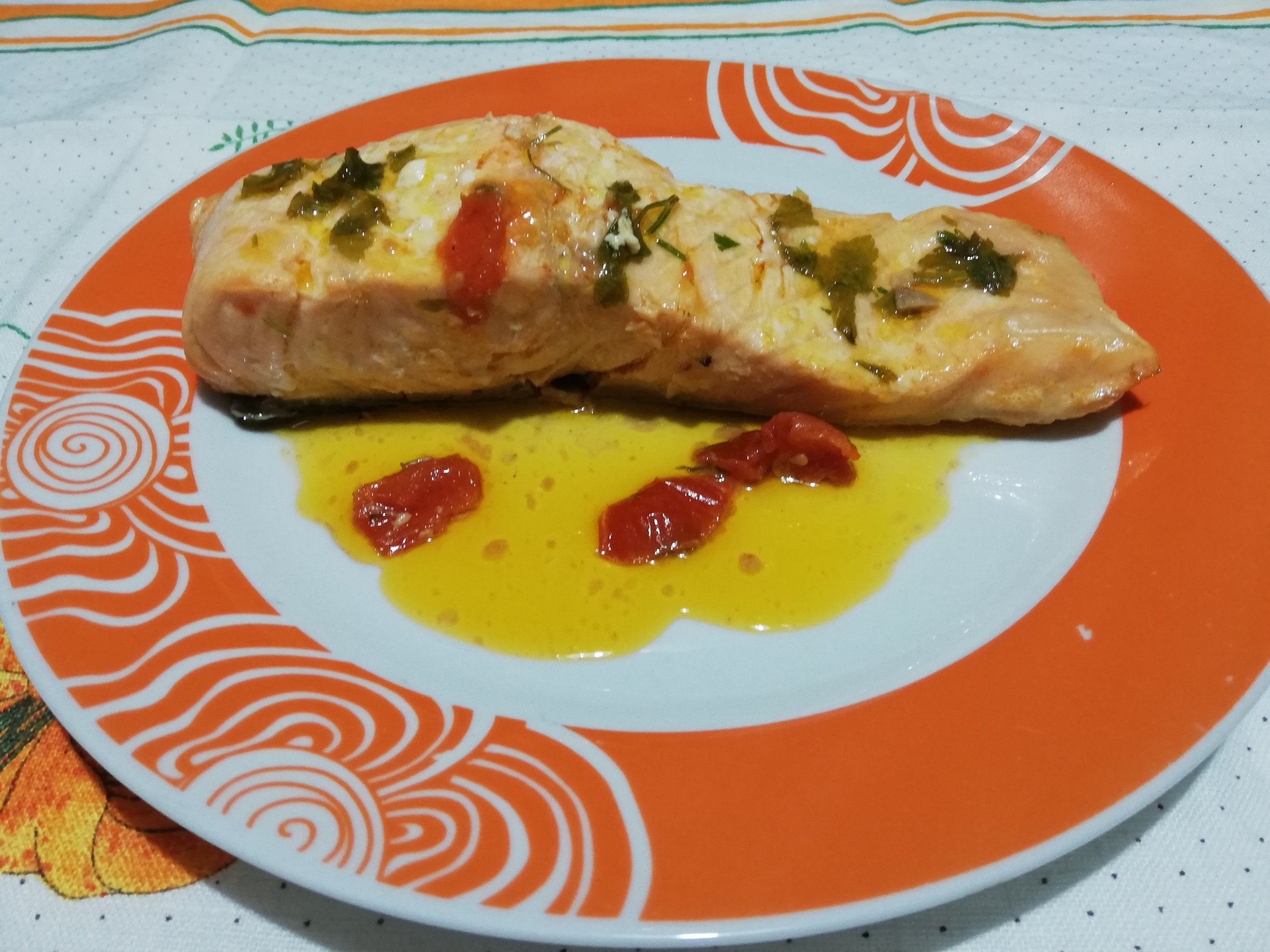 Salmone in padella coi pomodorini
