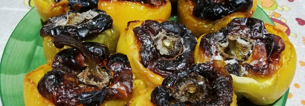 Peperoni ripieni di patate, uova e pecorino