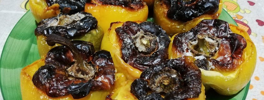 Peperoni ripieni di patate, uova e pecorino
