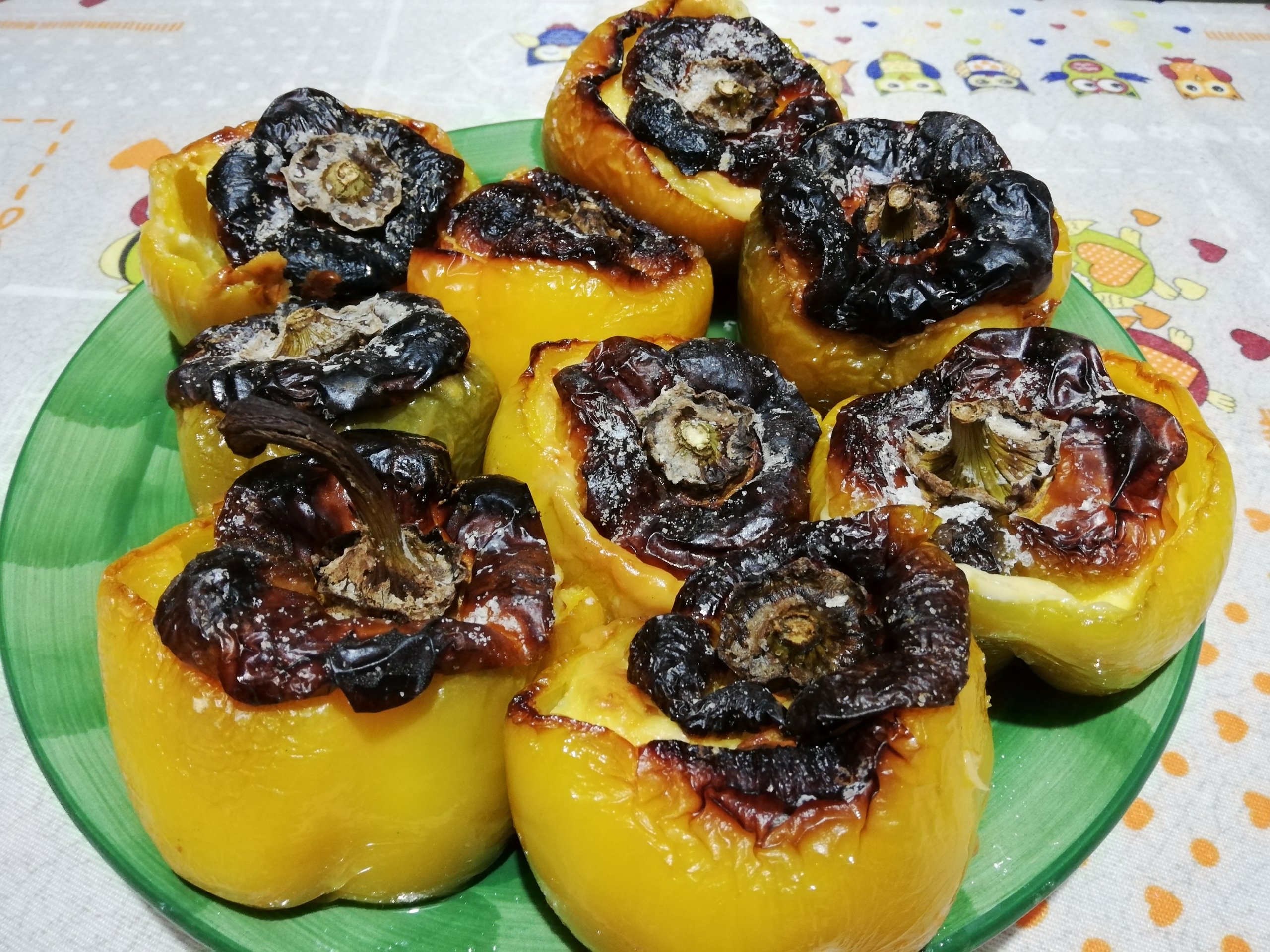 Peperoni ripieni di patate, uova e pecorino