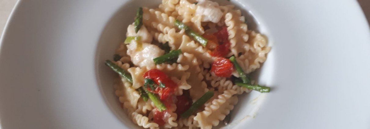 Mafalde con coda di rospo, asparagi e pomodorini gialli e rossi