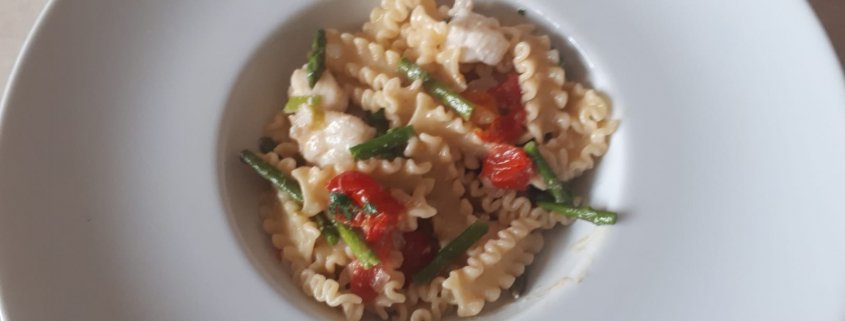 Mafalde con coda di rospo, asparagi e pomodorini gialli e rossi