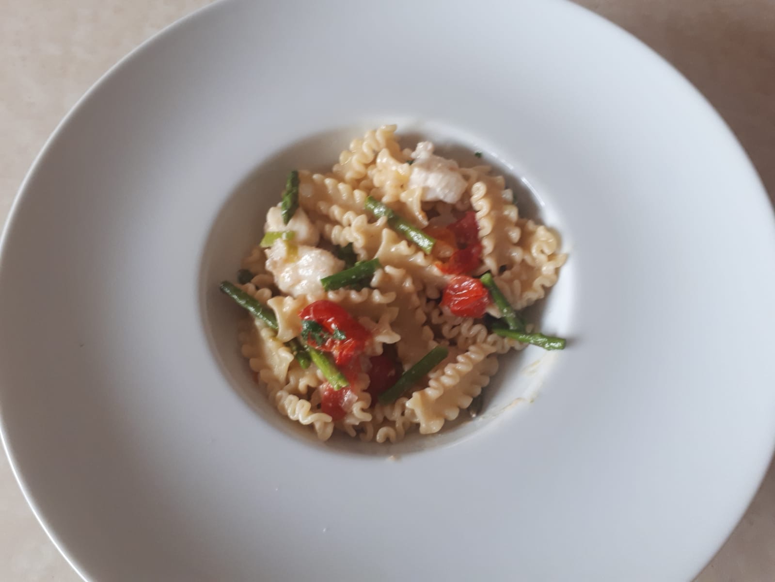Mafalde con coda di rospo, asparagi e pomodorini gialli e rossi