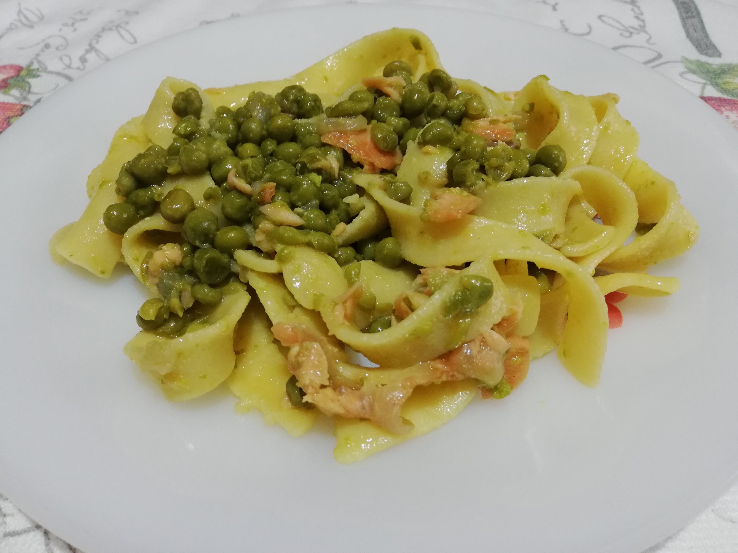 Pappardelle al salmone e piselli