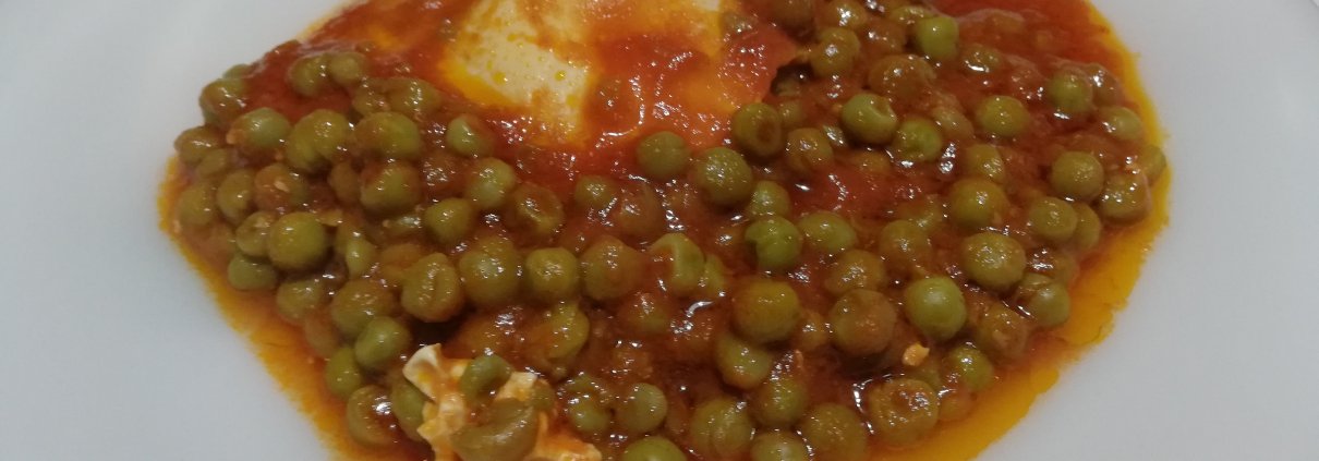 Uova al sugo con i piselli