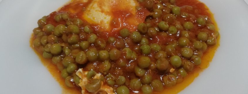 Uova al sugo con i piselli