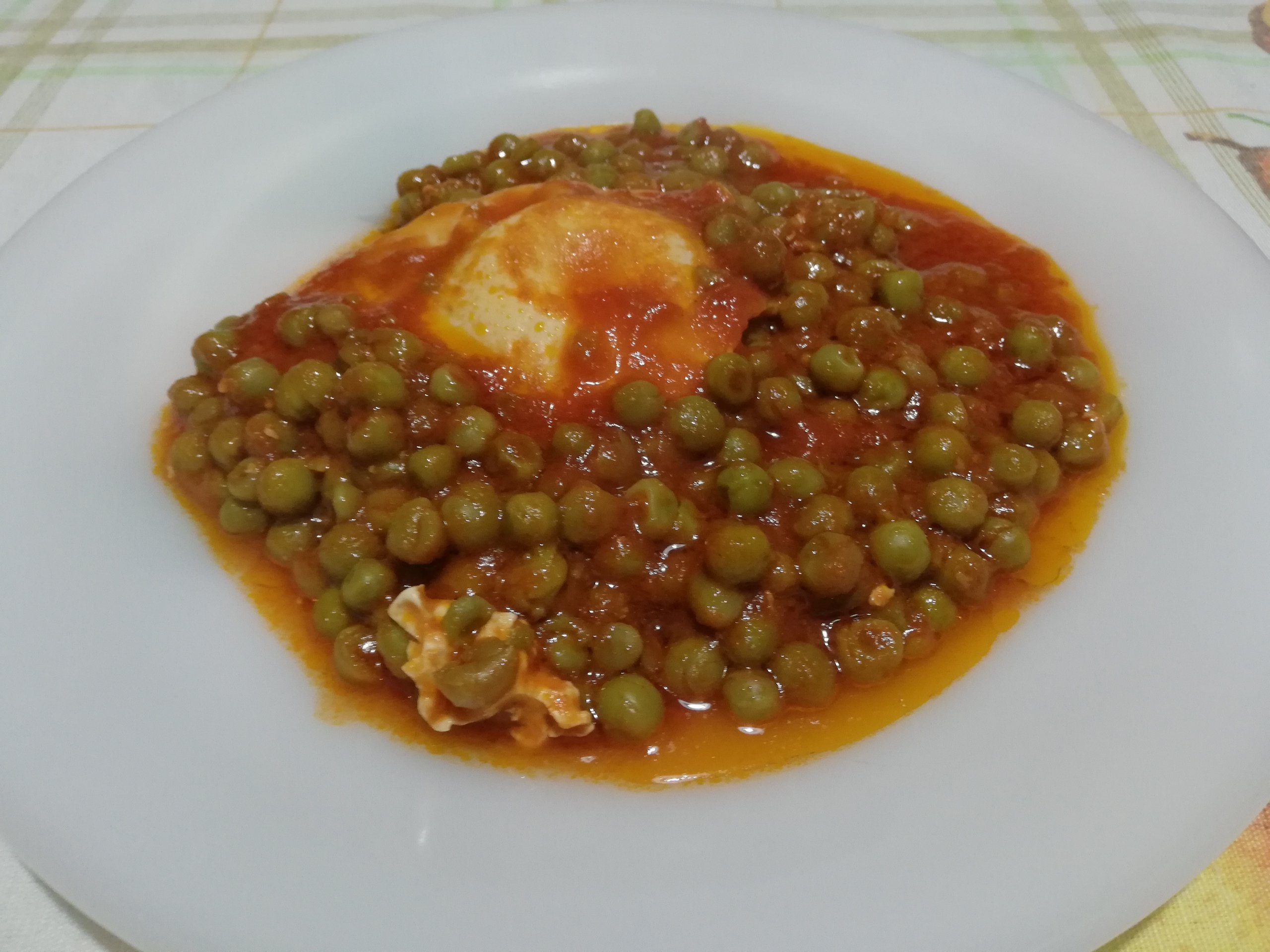 Uova al sugo con i piselli