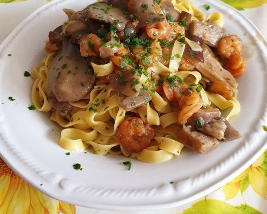 Fettuccine con funghi porcini e gamberi di Giada