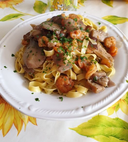 Fettuccine con funghi porcini e gamberi di Giada