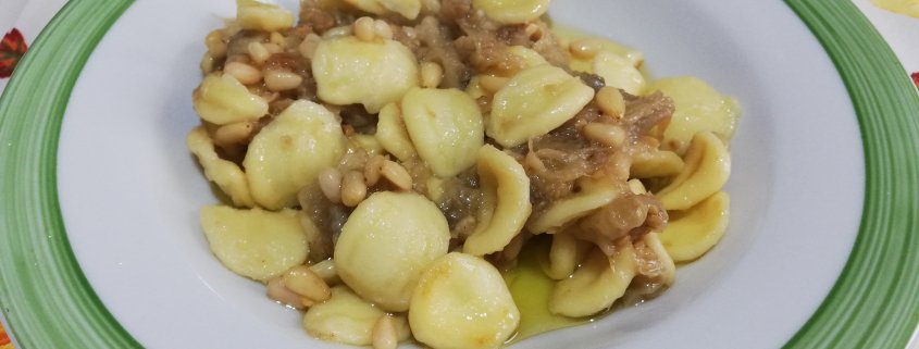 Orecchiette con melanzane e pinoli