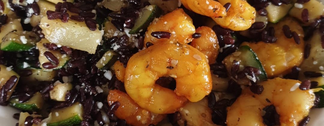 Riso venere con zucchine, gamberi e ananas di Giada