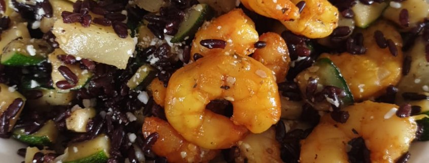 Riso venere con zucchine, gamberi e ananas di Giada