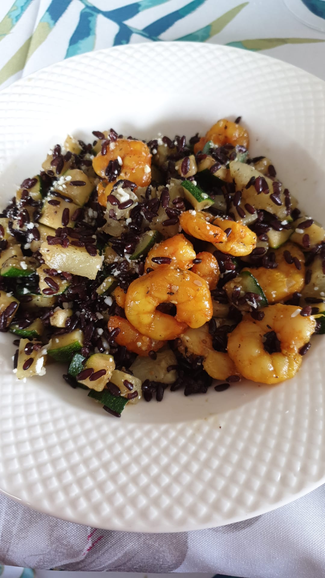 Riso venere con zucchine, gamberi e ananas di Giada