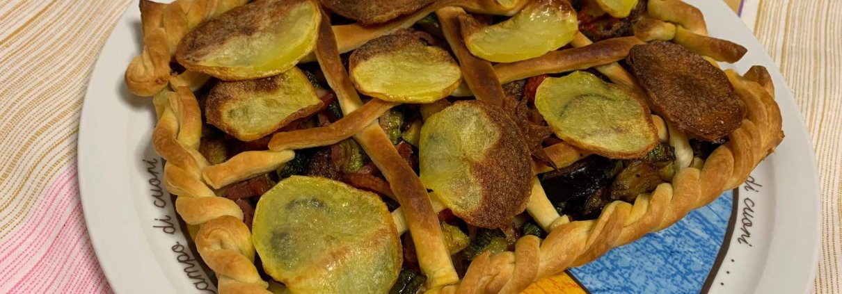 Pasta sfoglia rettangolare con melanzane, zucchine, datterini, provola e speck