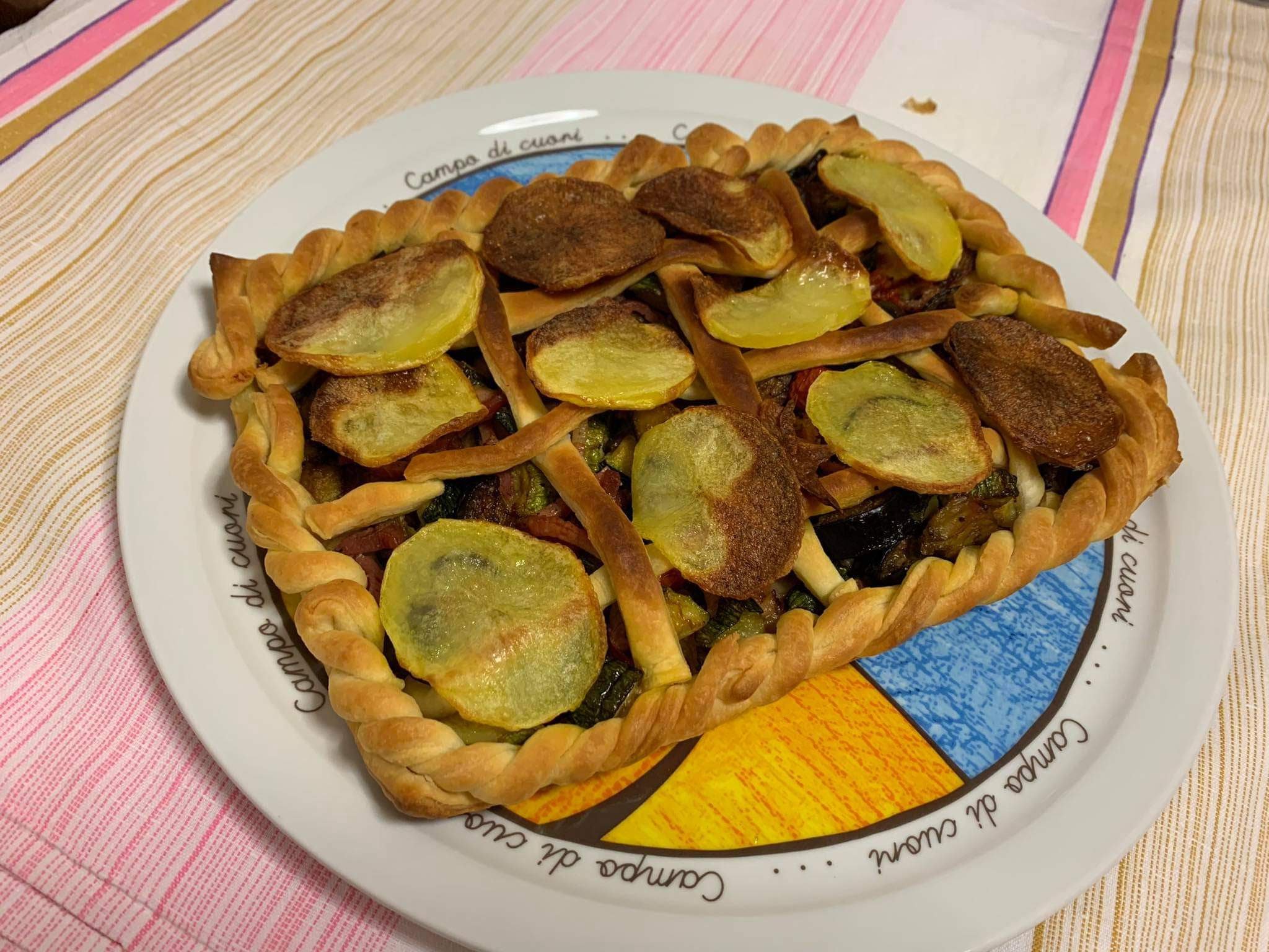 Pasta sfoglia rettangolare con melanzane, zucchine, datterini, provola e speck