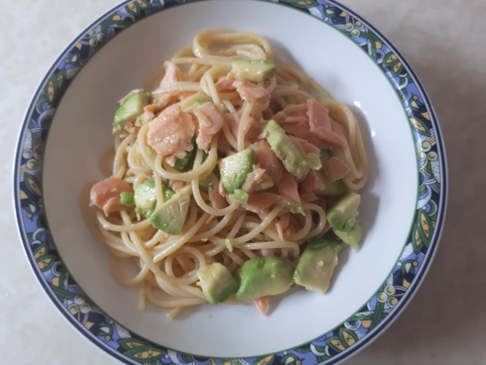 Spaghetti con salmone e avocado di Sonia