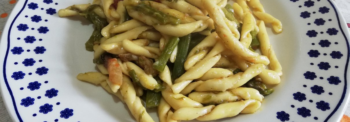 Fusilli avellinesi con asparagi, guanciale e pomodorini
