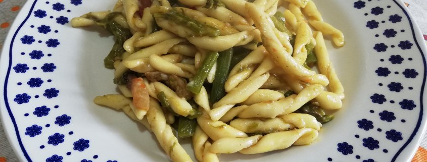 Fusilli avellinesi con asparagi, guanciale e pomodorini