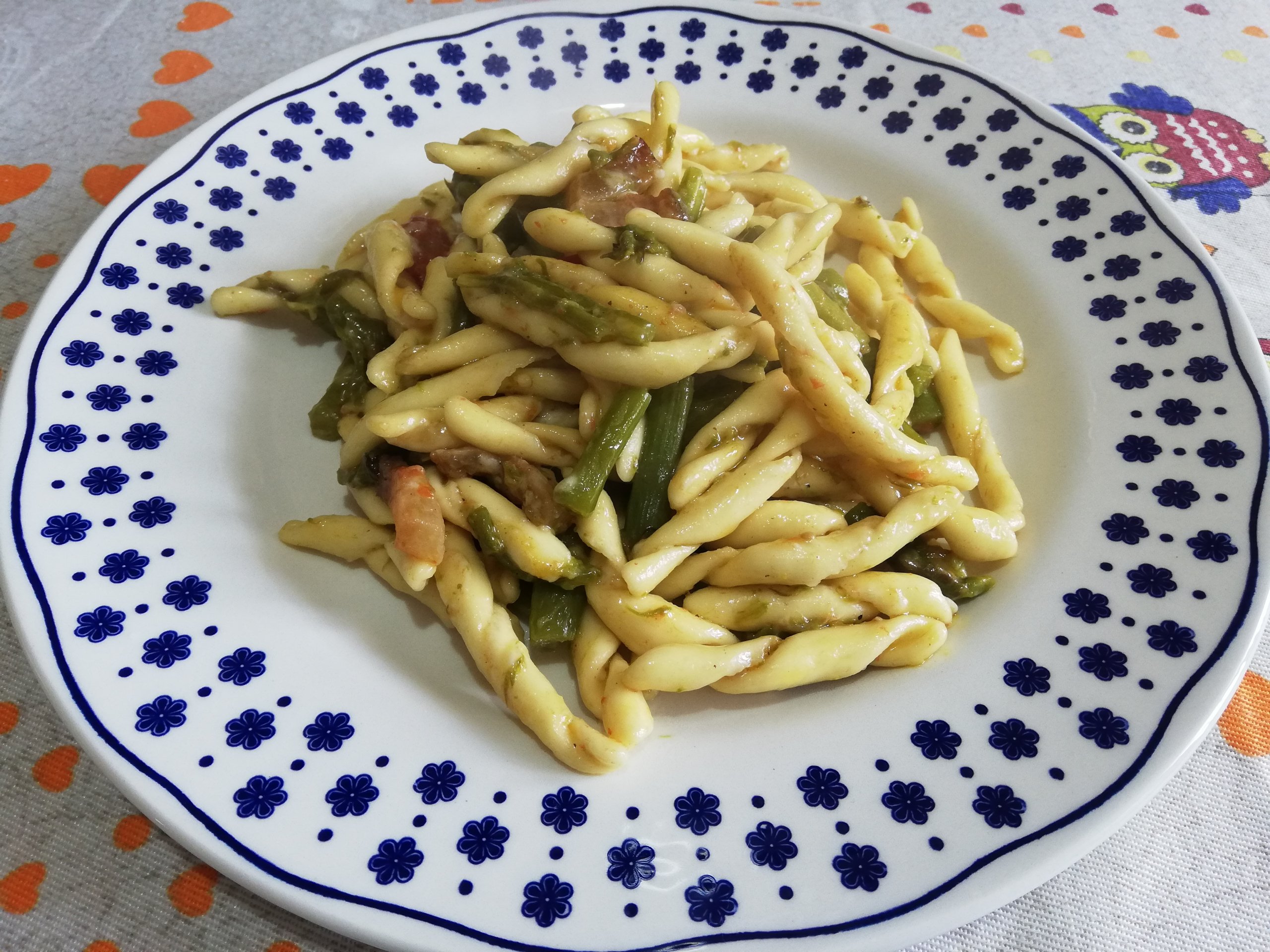 Fusilli avellinesi con asparagi, guanciale e pomodorini