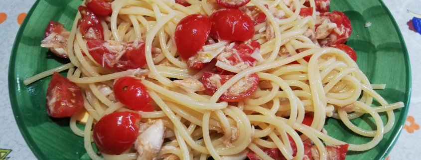 Spaghetti allo sgombro e pomodorini