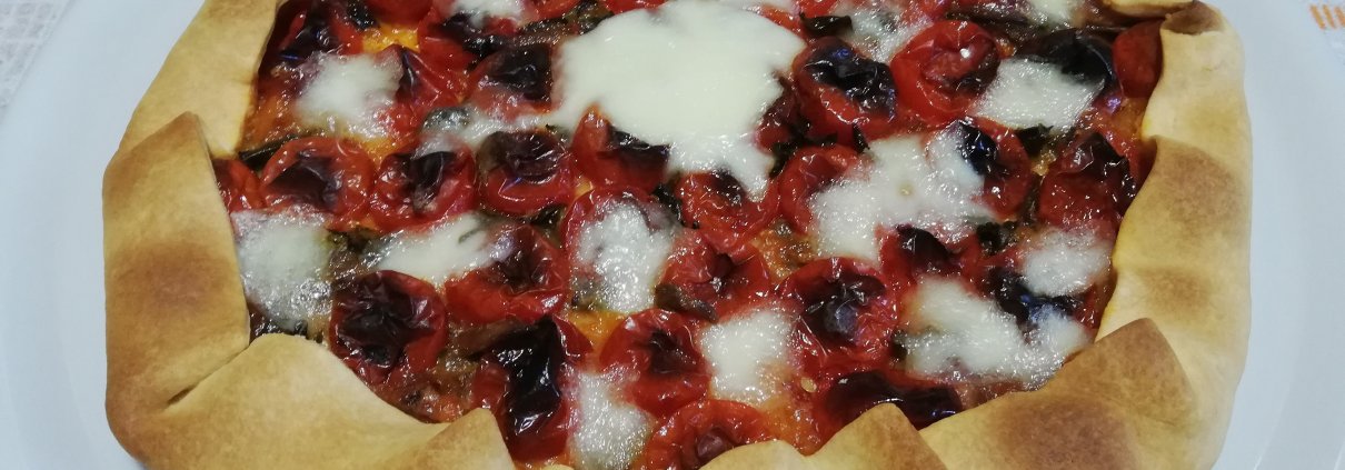 Torta rustica con pomodorini, alici e mozzarella