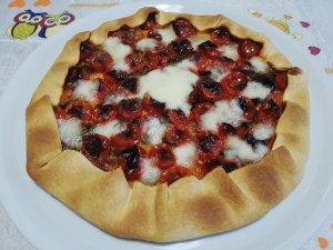 Torta rustica con pomodorini, alici e mozzarella