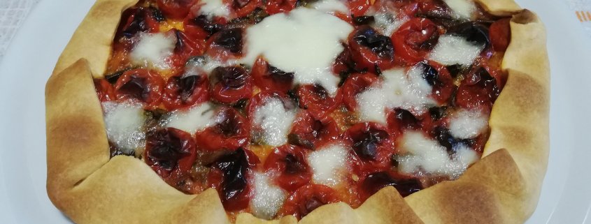 Torta rustica con pomodorini, alici e mozzarella