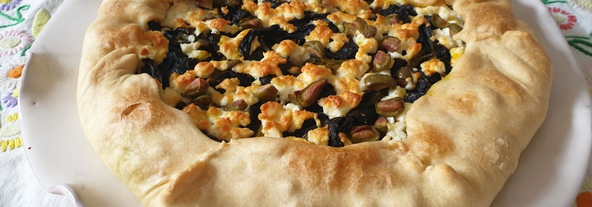 Galette con foglie di broccolo, feta, olive e broccoli