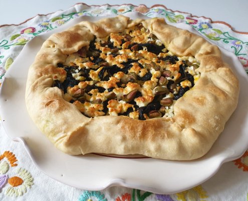 Galette con foglie di broccolo, feta, olive e broccoli