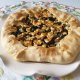 Galette con foglie di broccolo, feta, olive e broccoli
