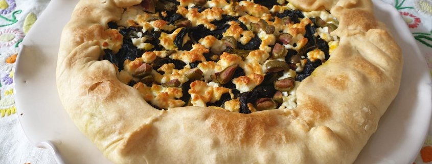Galette con foglie di broccolo, feta, olive e broccoli
