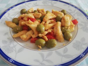Straccetti di pollo al curry, pomodorini e olive