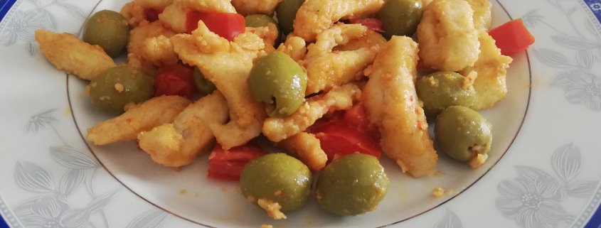 Straccetti di pollo al curry, pomodorini e olive