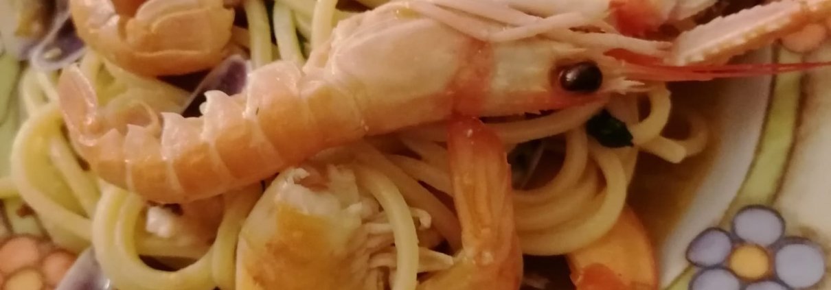 Dopo aver fatto rosolare lo spicchio d’aglio in una padella antiaderente con dell’olio extra vergine d’oliva, aggiungere i polpetti piccoli, sminuzzati con le forbici. Questo ingrediente va prima degli altri perché ha una cottura un po' più lunga. Quando i polpetti saranno un po' rosolati, girandoli man mano con un cucchiaio di legno, si potranno mettere anche scampi e mazzancolle. Far insaporire il tutto per qualche minuto a fiamma vivace. A questo punto, sfumare con del vino bianco, poi aggiungere le telline, che avremo fatto precedentemente aprire. Annalisa ci suggerisce che al posto delle telline si possono usare altri tipi di molluschi tipo vongole, fasolari e cozze. Continuare a cuocere per qualche minuto, aggiungendo due pomodorini pachino tagliati a metà (lasciate la buccia). Una volta cotti i pomodorini, aggiustate di sale e aggiungete, a piacere, un po' di peperoncino. Spegnete quindi il fuoco e mettete delle foglioline di prezzemolo sminuzzato. Consiglio di Annalisa: quando si aggiungono le telline, o un altro pesce col guscio, unite anche il sughetto di cottura che servirà ad insaporire tutto il piatto. Nel frattempo avremo cotto la pasta in abbondante acqua salata. Una volta mantecata non vi resterà che impiattarla e così gustare i vostri spaghettoni allo scoglio!
