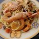 Dopo aver fatto rosolare lo spicchio d’aglio in una padella antiaderente con dell’olio extra vergine d’oliva, aggiungere i polpetti piccoli, sminuzzati con le forbici. Questo ingrediente va prima degli altri perché ha una cottura un po' più lunga. Quando i polpetti saranno un po' rosolati, girandoli man mano con un cucchiaio di legno, si potranno mettere anche scampi e mazzancolle. Far insaporire il tutto per qualche minuto a fiamma vivace. A questo punto, sfumare con del vino bianco, poi aggiungere le telline, che avremo fatto precedentemente aprire. Annalisa ci suggerisce che al posto delle telline si possono usare altri tipi di molluschi tipo vongole, fasolari e cozze. Continuare a cuocere per qualche minuto, aggiungendo due pomodorini pachino tagliati a metà (lasciate la buccia). Una volta cotti i pomodorini, aggiustate di sale e aggiungete, a piacere, un po' di peperoncino. Spegnete quindi il fuoco e mettete delle foglioline di prezzemolo sminuzzato. Consiglio di Annalisa: quando si aggiungono le telline, o un altro pesce col guscio, unite anche il sughetto di cottura che servirà ad insaporire tutto il piatto. Nel frattempo avremo cotto la pasta in abbondante acqua salata. Una volta mantecata non vi resterà che impiattarla e così gustare i vostri spaghettoni allo scoglio!