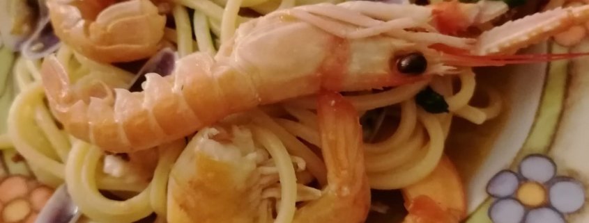 Dopo aver fatto rosolare lo spicchio d’aglio in una padella antiaderente con dell’olio extra vergine d’oliva, aggiungere i polpetti piccoli, sminuzzati con le forbici. Questo ingrediente va prima degli altri perché ha una cottura un po' più lunga. Quando i polpetti saranno un po' rosolati, girandoli man mano con un cucchiaio di legno, si potranno mettere anche scampi e mazzancolle. Far insaporire il tutto per qualche minuto a fiamma vivace. A questo punto, sfumare con del vino bianco, poi aggiungere le telline, che avremo fatto precedentemente aprire. Annalisa ci suggerisce che al posto delle telline si possono usare altri tipi di molluschi tipo vongole, fasolari e cozze. Continuare a cuocere per qualche minuto, aggiungendo due pomodorini pachino tagliati a metà (lasciate la buccia). Una volta cotti i pomodorini, aggiustate di sale e aggiungete, a piacere, un po' di peperoncino. Spegnete quindi il fuoco e mettete delle foglioline di prezzemolo sminuzzato. Consiglio di Annalisa: quando si aggiungono le telline, o un altro pesce col guscio, unite anche il sughetto di cottura che servirà ad insaporire tutto il piatto. Nel frattempo avremo cotto la pasta in abbondante acqua salata. Una volta mantecata non vi resterà che impiattarla e così gustare i vostri spaghettoni allo scoglio!