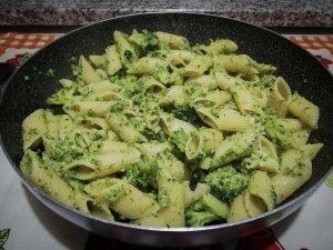 Pennoni rigati ai broccoletti siciliani e salmone