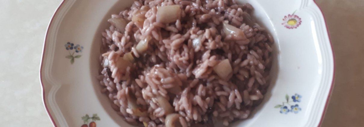 Carissimi amici della Community di Tarallucci e vino, oggi condividiamo con tutti voi una nuova ricetta della nostra Sonia che, dalla sua cucina di Londra, si diverte a preparare sempre nuovi piatti da portare in tavola. La ricetta che ci ha appena inviato è quella per cucinare un buonissimo risotto con radicchio e vino Amarone. Davvero un bell’abbinamento che si sposa perfettamente con le nostre due passioni: mangiare bene e bere bene😊 Se volete approfondire questo aspetto, vi consigliamo di visitare la sezione del nostro sito dedicata al Vino e dintorni. Eccola: http://taralluccievino.it/vino-e-dintorni/ Ora dunque vi lasciamo alla ricetta di Sonia del risotto con radicchio e vino Amarone.