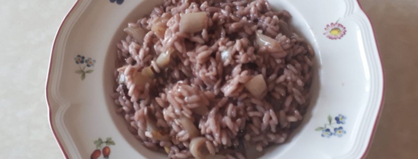 Carissimi amici della Community di Tarallucci e vino, oggi condividiamo con tutti voi una nuova ricetta della nostra Sonia che, dalla sua cucina di Londra, si diverte a preparare sempre nuovi piatti da portare in tavola. La ricetta che ci ha appena inviato è quella per cucinare un buonissimo risotto con radicchio e vino Amarone. Davvero un bell’abbinamento che si sposa perfettamente con le nostre due passioni: mangiare bene e bere bene😊 Se volete approfondire questo aspetto, vi consigliamo di visitare la sezione del nostro sito dedicata al Vino e dintorni. Eccola: http://taralluccievino.it/vino-e-dintorni/ Ora dunque vi lasciamo alla ricetta di Sonia del risotto con radicchio e vino Amarone.