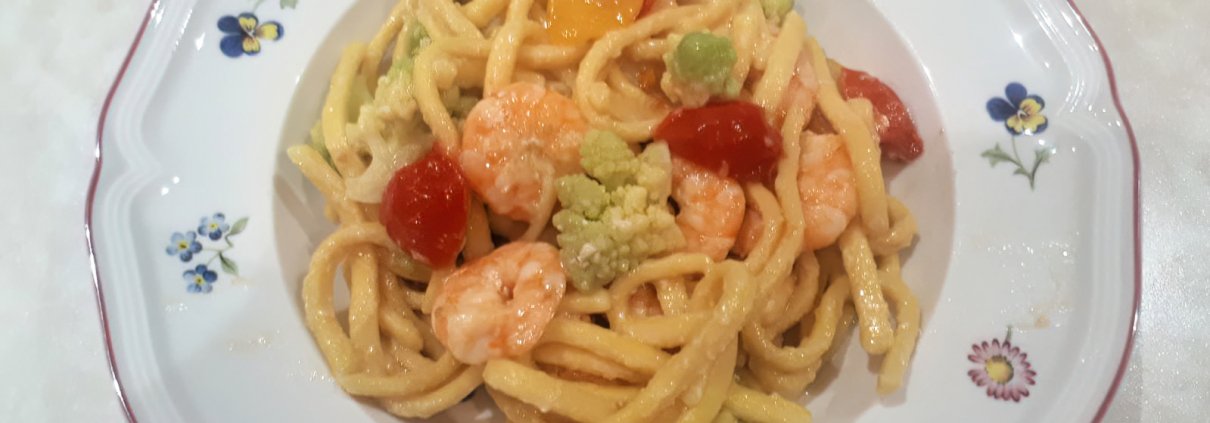 Tagliolini al limone con broccolo romano, gamberi e pomodorini