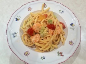 Tagliolini al limone con broccolo romano, gamberi e pomodorini