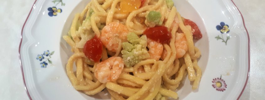 Tagliolini al limone con broccolo romano, gamberi e pomodorini