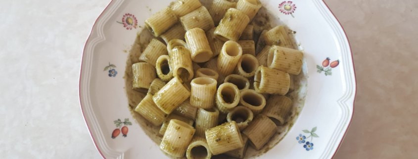 Mezze maniche al pesto di cavolo nero