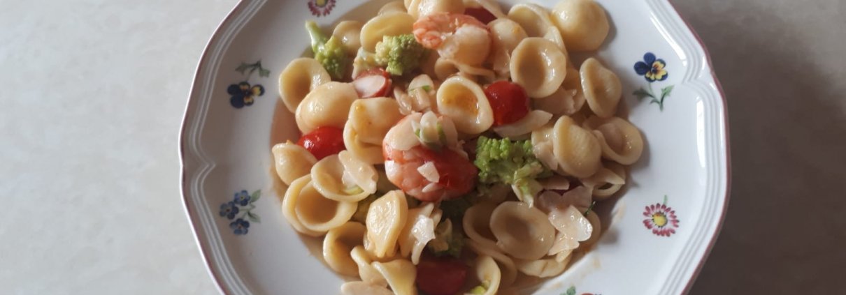 Orecchiette con gamberi, pomodorini, broccolo romano e mandorle