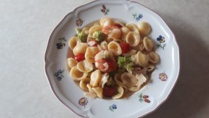 Orecchiette con gamberi, pomodorini, broccolo romano e mandorle