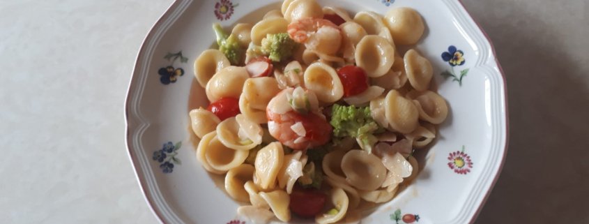 Orecchiette con gamberi, pomodorini, broccolo romano e mandorle