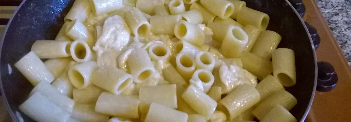 Pasta al mix di formaggi e acciughe