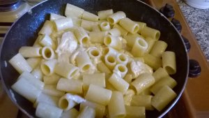 Pasta al mix di formaggi e acciughe