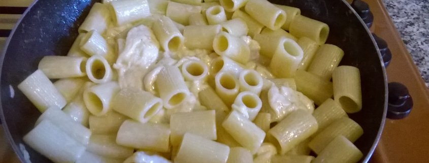 Pasta al mix di formaggi e acciughe